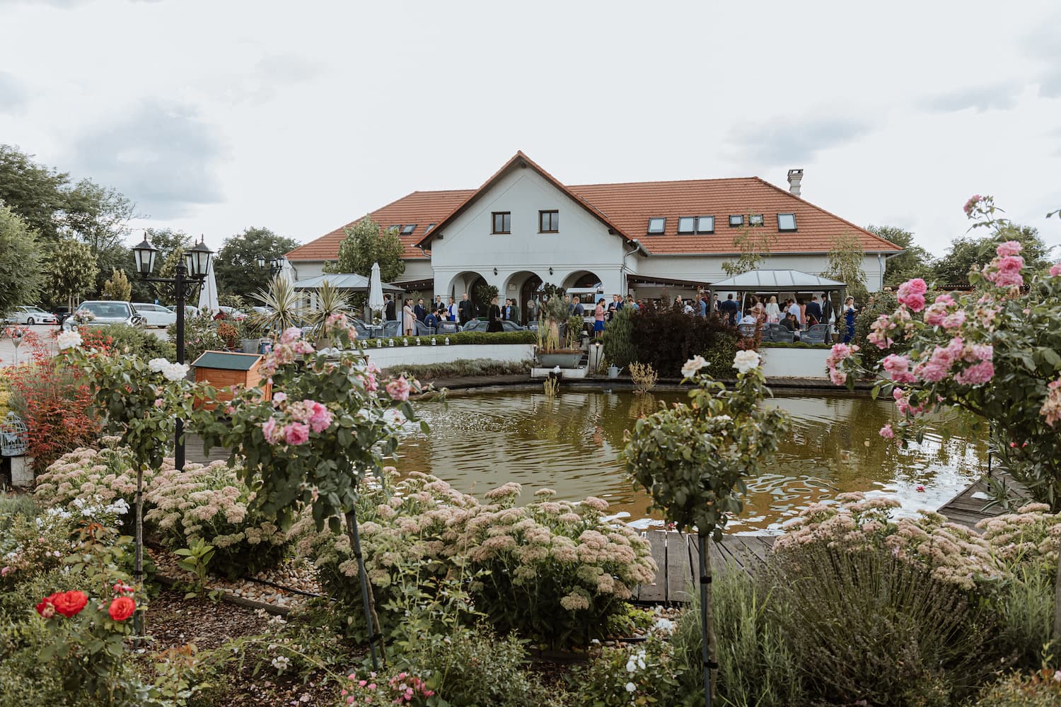 A Deák Udvarház kúriája a kerti tó partján